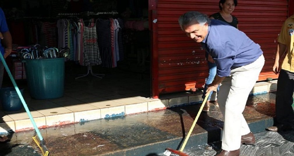 Em gesto populista, Caiado aparece lavando calçada Em gesto populista, Caiado aparece lavando calçada