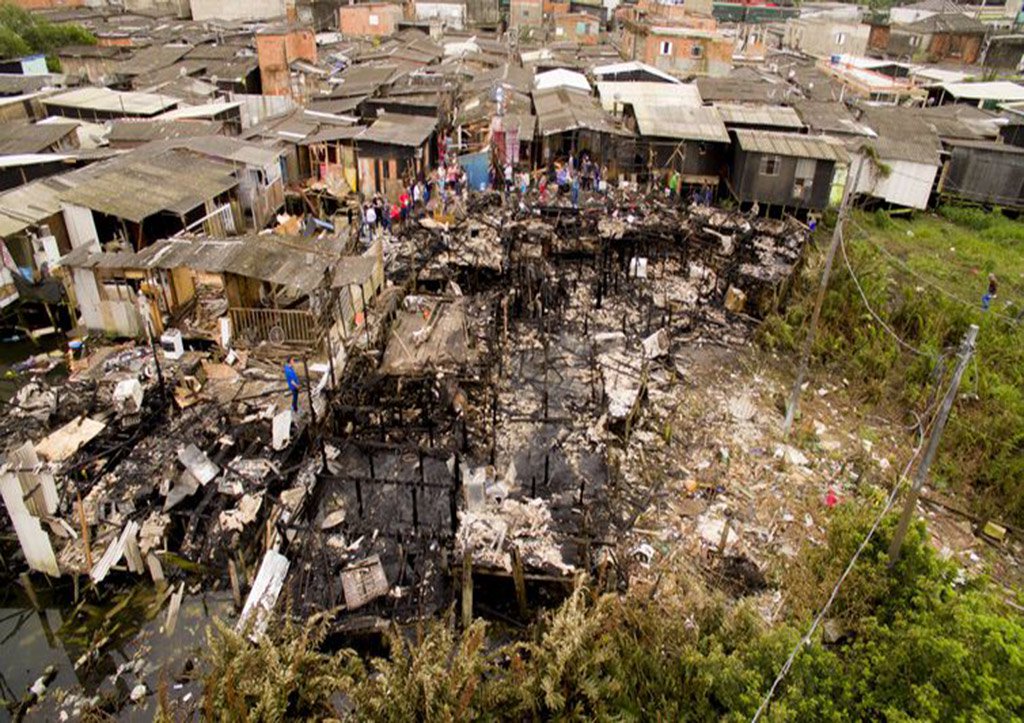 Incêndio atinge 17 casas em Cubatão e deixa 42 desabrigados (Foto: Prefeitura de Cubatão) Incêndio atinge 17 casas em Cubatão e deixa 42 desabrigados