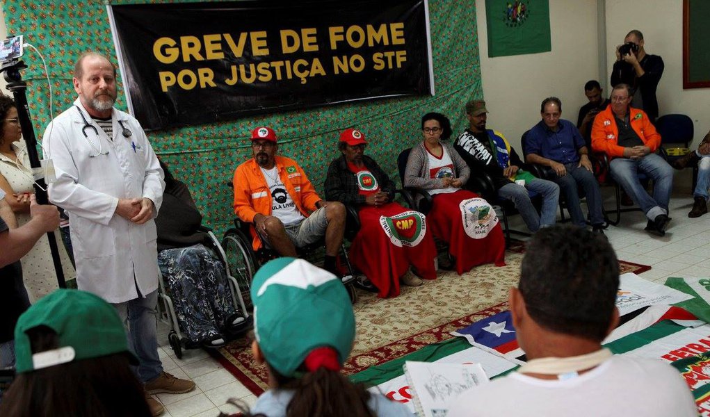 Após vitória, Igreja pede que manifestantes encerrem greve de fome por Lula Após vitória, Igreja pede que manifestantes encerrem greve de fome por Lula