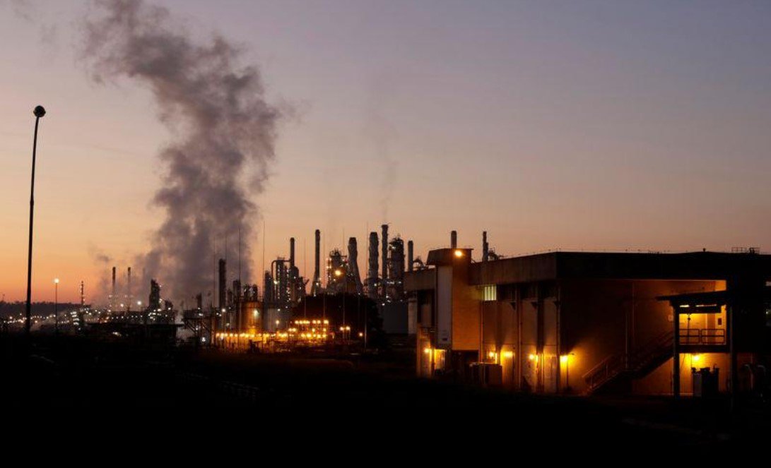 Incêndio atinge refinaria da Petrobras em Paulínia e paralisa produção (Foto: Paulo Whitaker - Reuters) Incêndio atinge refinaria da Petrobras em Paulínia e paralisa produção