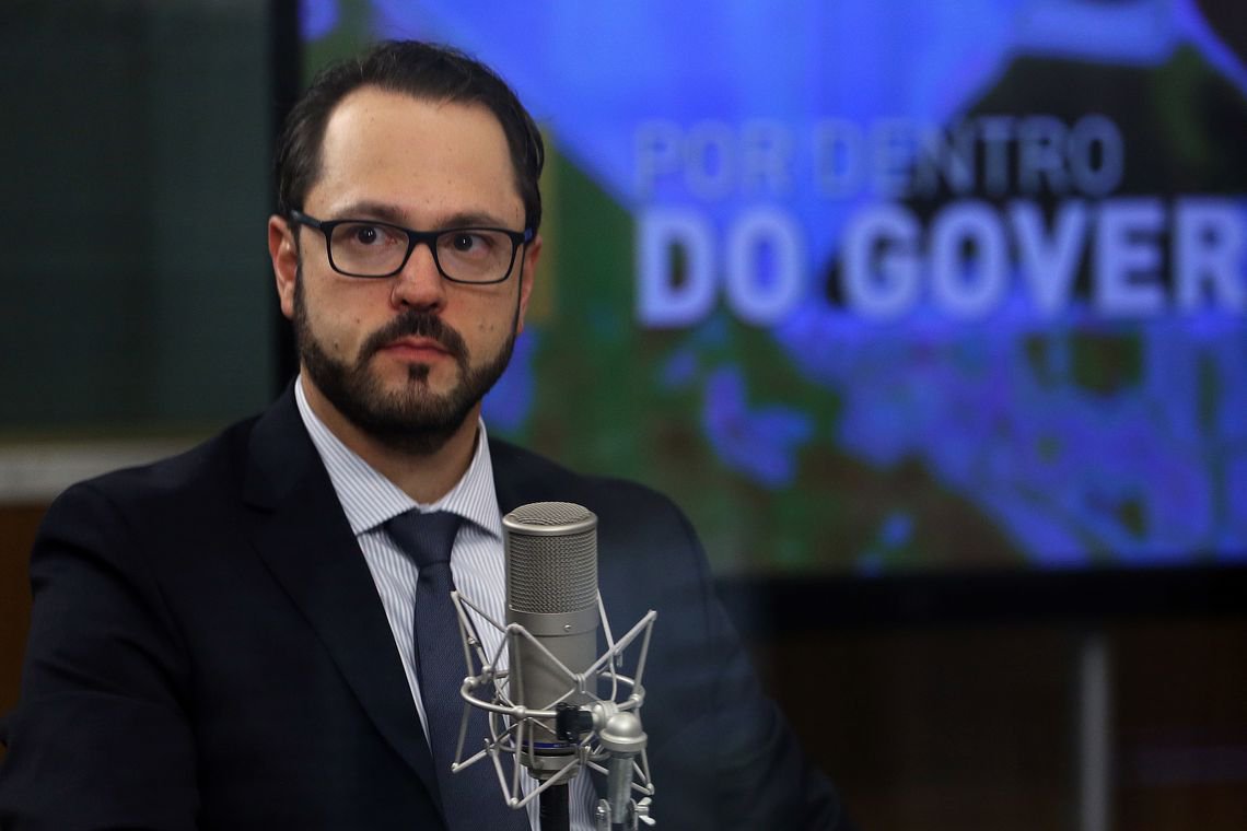 MEC tenta violar dados de alunos para emitir carteira estudantil e sufocar UNE MEC tenta violar dados de alunos para emitir carteira estudantil e sufocar UNE