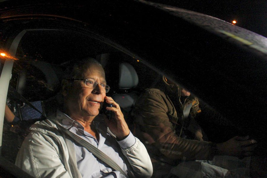 Ex-ministro José Dirceu se entrega à Polícia Federal, em Curitiba Ex-ministro José Dirceu se entrega à Polícia Federal, em Curitiba