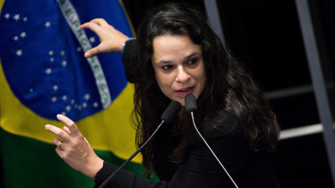 Janaina Paschoal se diz contra manifestação de apoio a Bolsonaro Janaina Paschoal se diz contra manifestação de apoio a Bolsonaro