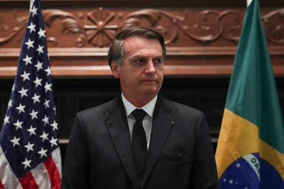Exposto ao sol, Bolsonaro age como fera ferida (Foto: Marcos Corrêa/PR) Exposto ao sol, Bolsonaro age como fera ferida