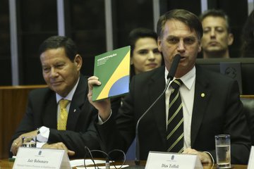 Bolsonaro muda o tom e diz que valoriza o Parlamento Bolsonaro muda o tom e diz que valoriza o Parlamento
