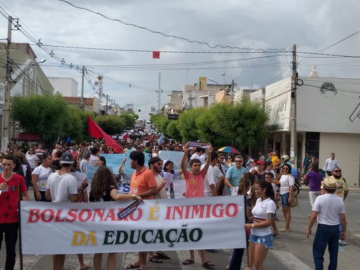 Estudo britânico mostra como está difícil ser professor no Brasil Estudo britânico mostra como está difícil ser professor no Brasil