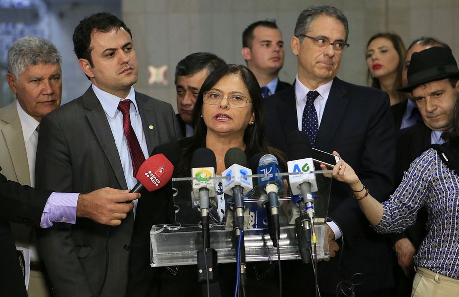 Alice apresenta projeto para sustar novo decreto sobre armas Alice apresenta projeto para sustar novo decreto sobre armas