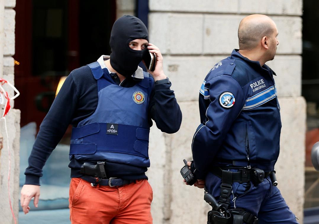 Explosão de pacote deixa mais de 10 feridos em Lyon (Foto: EMMANUEL FOUDROT) Explosão de pacote deixa mais de 10 feridos em Lyon