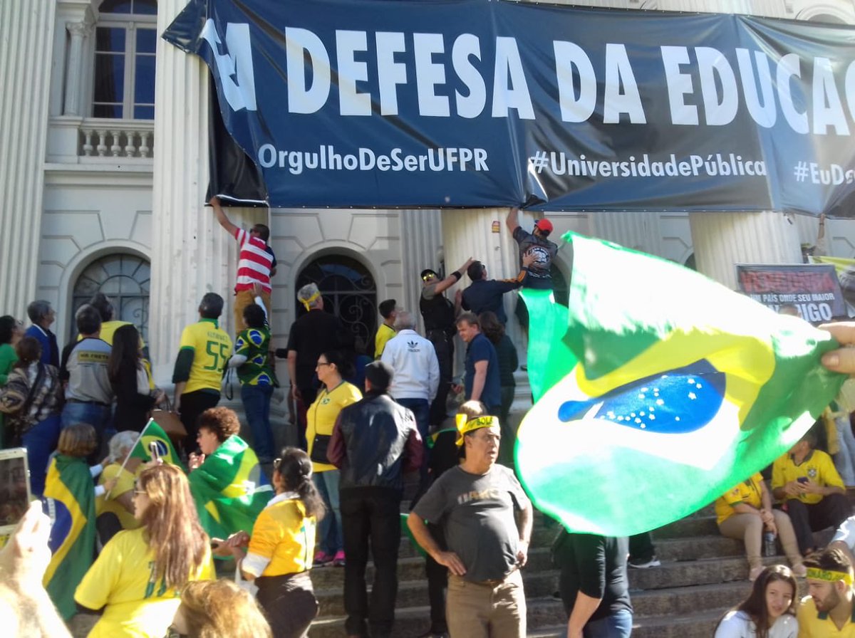Reitor diz que retirada de faixa pela educação foi 'elogio à ignorância' Reitor diz que retirada de faixa pela educação foi 'elogio à ignorância'
