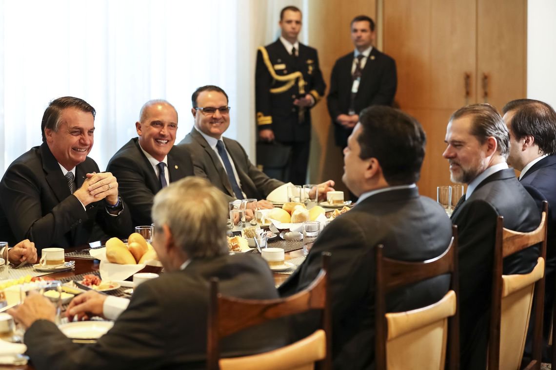 Um pacto para destruir o Brasil Um pacto para destruir o Brasil