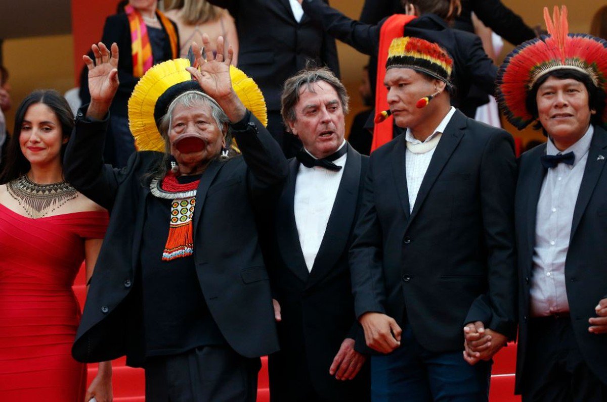 Raoni em Cannes: não param de destruir, não é só o índio que vai morrer (Foto: Stephane Mahe/Reuters) Raoni em Cannes: não param de destruir, não é só o índio que vai morrer