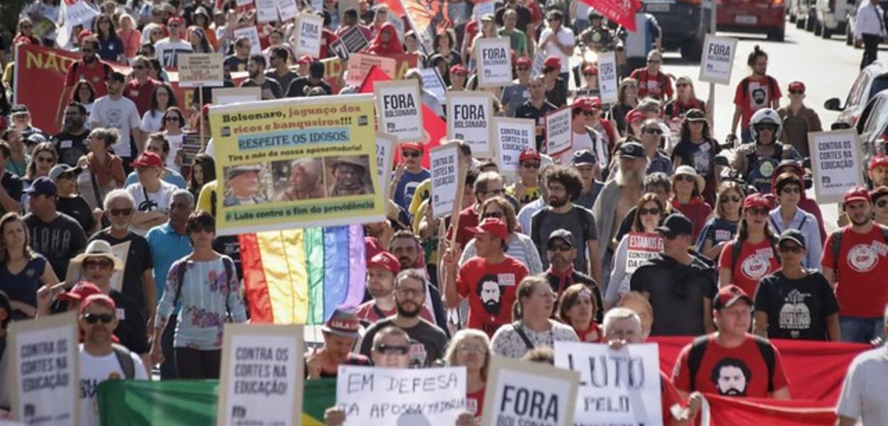 Passeata em Curitiba durante a Greve Geral de 14J (Foto: Giorgia Prates) Passeata em Curitiba durante a Greve Geral de 14J