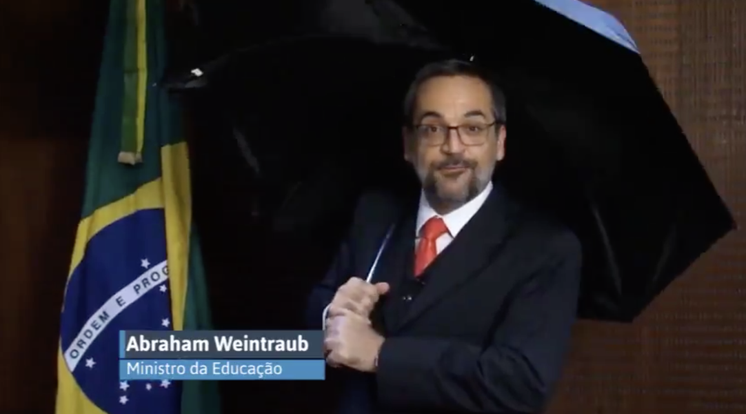 Em vídeo de guarda-chuva, ministro da Educação atribui a deputados corte de verba para museu (Foto: Reprodução/vídeo) Em vídeo de guarda-chuva, ministro da Educação atribui a deputados corte de verba para museu