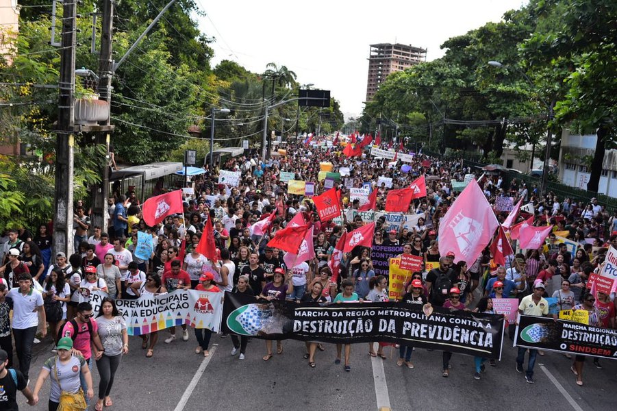 100 mil saem às ruas de Fortaleza e outras cidades do Ceará pela educação 100 mil saem às ruas de Fortaleza e outras cidades do Ceará pela educação