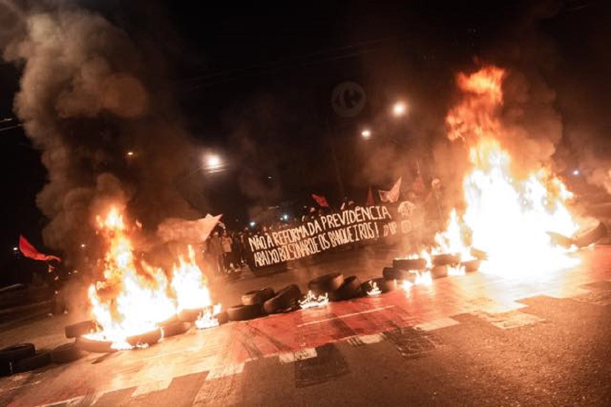Greve geral: MTST e MST paralisam diversas vias e rodovias do País Greve geral: MTST e MST paralisam diversas vias e rodovias do País