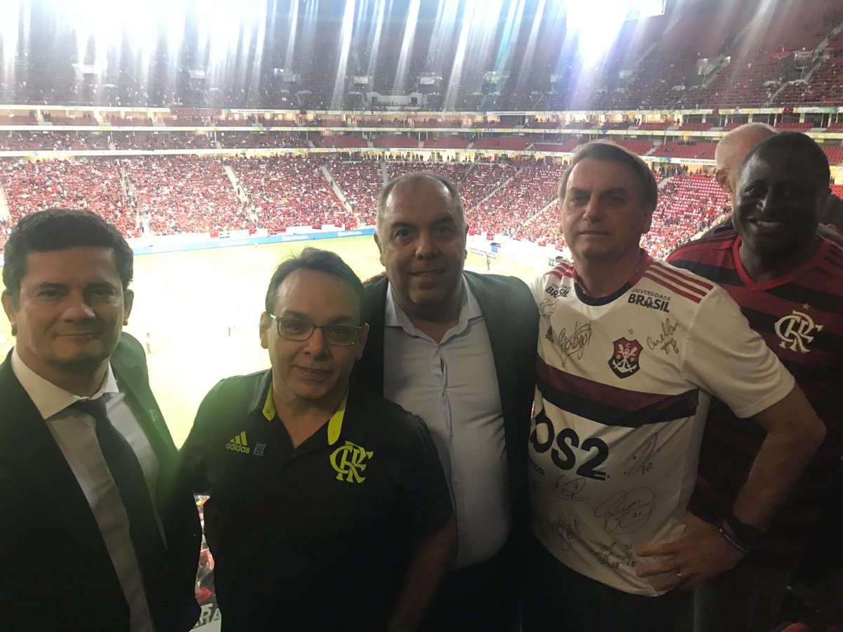 Moro e Bolsonaro vão até estádio passar a impressão de normalidade Moro e Bolsonaro vão até estádio passar a impressão de normalidade