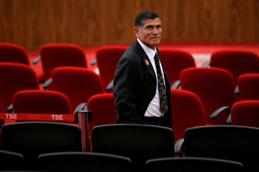 Olavo derrubou mais um. Militares em baixa (Foto: ADRIANO MACHADO/Reuters) Olavo derrubou mais um. Militares em baixa