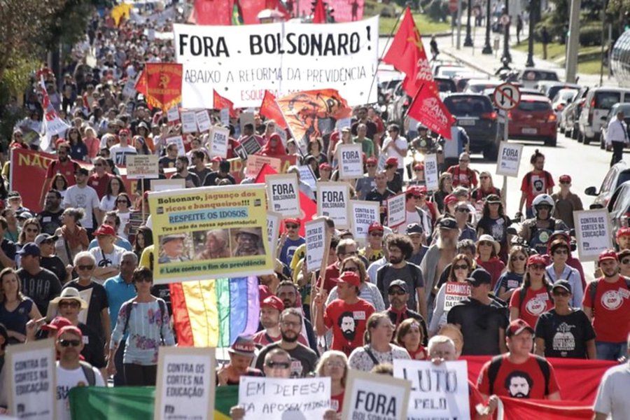 Passeata em Curitiba durante a Greve Geral de 14J (Foto: Giorgia Prates) Passeata em Curitiba durante a Greve Geral de 14J
