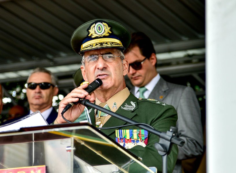 Bolsonaro chama general escolhido para substituir Santos Cruz de 'meu pitbull' Bolsonaro chama general escolhido para substituir Santos Cruz de 'meu pitbull'