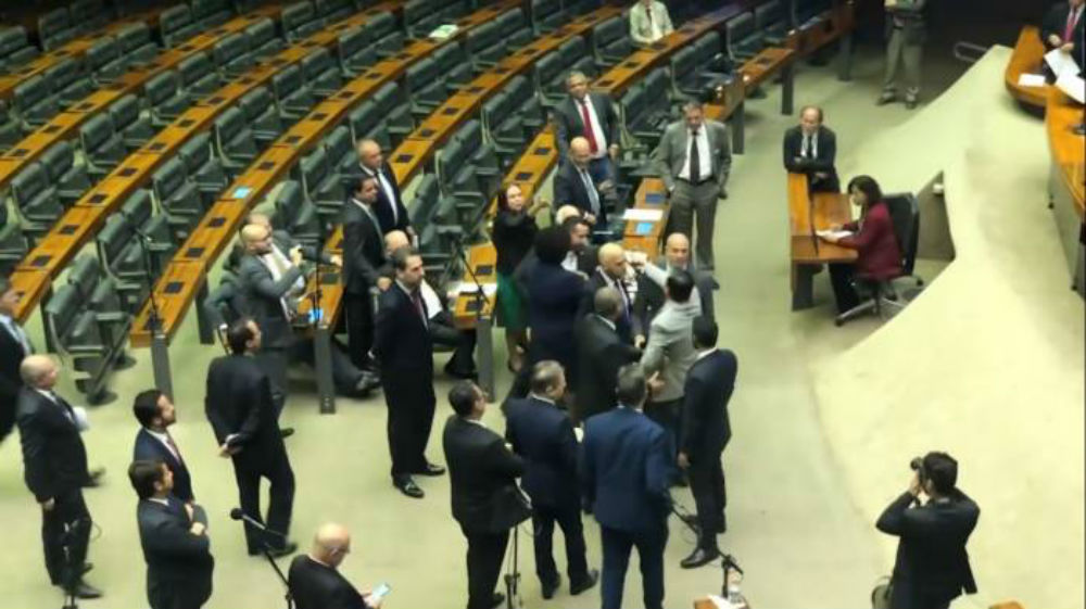 Assista: bate-boca entre deputados na Câmara quase vira pancadaria Assista: bate-boca entre deputados na Câmara quase vira pancadaria