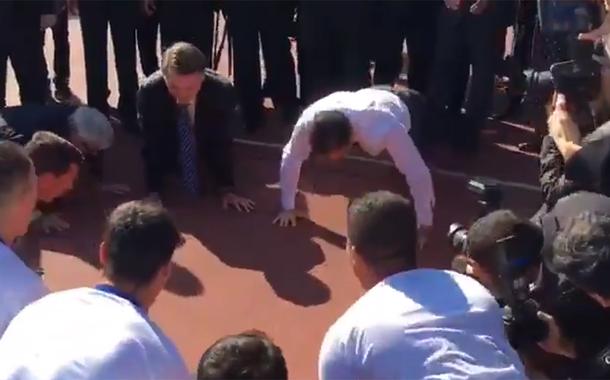 Presidente Jair Bolsonaro e o governador João Doria fazem flexão (Foto: Reprodução) Presidente Jair Bolsonaro e o governador João Doria fazem flexão
