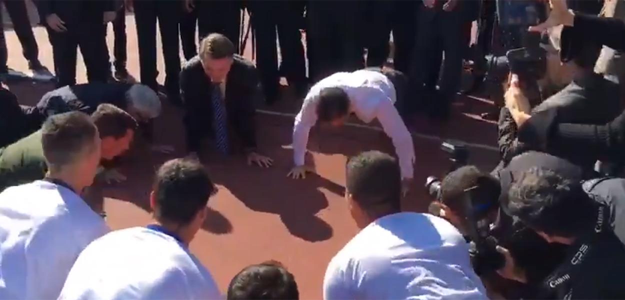 Presidente Jair Bolsonaro e o governador João Doria fazem flexão (Foto: Reprodução) Presidente Jair Bolsonaro e o governador João Doria fazem flexão