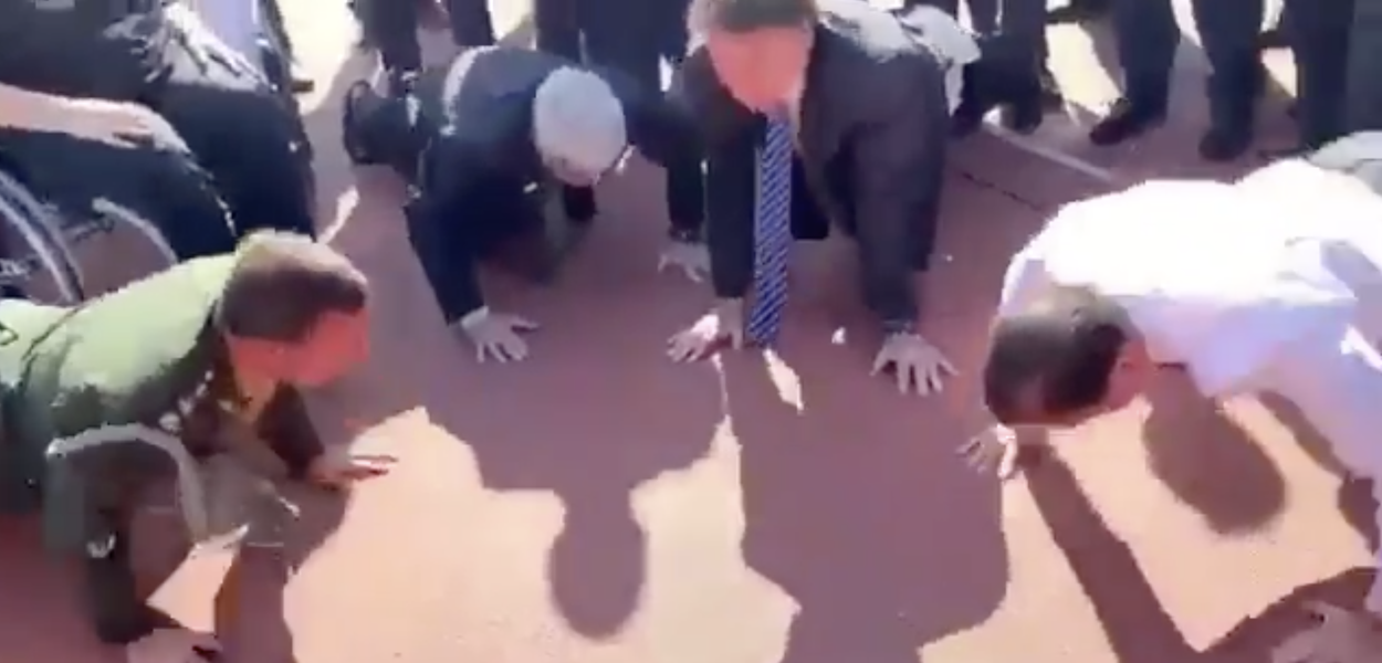 Bolsonaro e Doria fazem flexão durante evento em SP (Foto: Reprodução) Bolsonaro e Doria fazem flexão durante evento em SP
