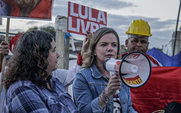 Gleisi Hoffmann visita Lula em Curitiba (Foto: Eduardo Matysiak) Gleisi Hoffmann visita Lula em Curitiba