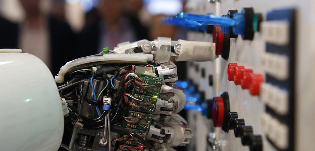 The hand of humanoid robot AILA (artificial intelligence lightweight android) operates a switchboard during a demonstration by the German research centre for artificial intelligence at the CeBit computer fair in Hanover March, 5, 2013. The biggest fair of its kind open its doors to the public on March 5 and will run till March 9, 2013. REUTERS/Fabrizio Bensch (GERMANY - Tags: POLITICS) - RTR3ELOG (Foto: © Fabrizio Bensch / Reuters) The hand of humanoid robot AILA (artificial intelligence lightweight android) operates a switchboard during a demonstration by the German research centre for artificial intelligence at the CeBit computer fair in Hanover March, 5, 2013. The biggest fair of its kind open its doors to the public on March 5 and will run till March 9, 2013. REUTERS/Fabrizio Bensch (GERMANY - Tags: POLITICS) - RTR3ELOG