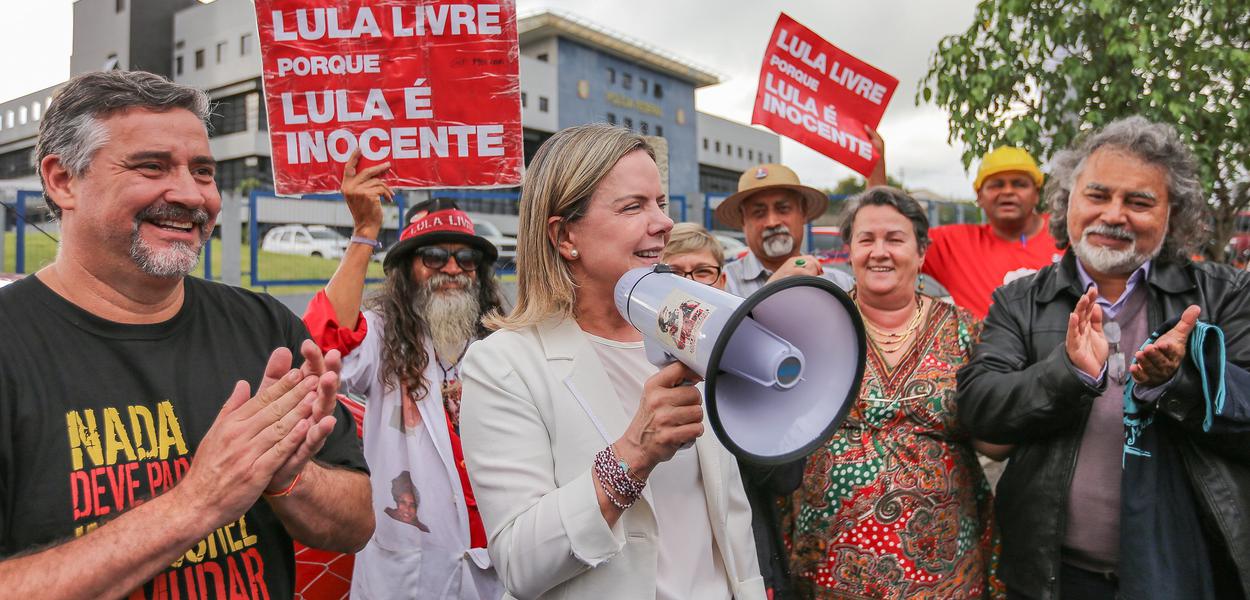 Gleisi Hoffmann e Paulo Pimenta na Vigília Lula Livre