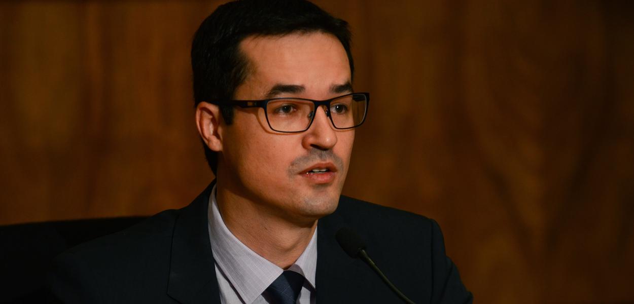São Paulo - Procurador da República Deltan Dallagnol, coordenador da força-tarefa da Operação Lava Jato, participa de entrega de certificados para os voluntários que coletaram assinaturas para a campanha 10 Medidas contra a Corrupção, em evento do MPF (Rovena Rosa/Agência Brasil) (Foto: Rovena Rosa/ABR) São Paulo - Procurador da República Deltan Dallagnol, coordenador da força-tarefa da Operação Lava Jato, participa de entrega de certificados para os voluntários que coletaram assinaturas para a campanha 10 Medidas contra a Corrupção, em evento do MPF (Rovena Rosa/Agência Brasil)