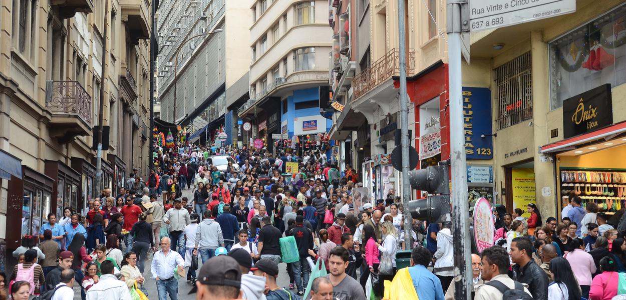 São Paulo - Movimento no comércio da rua 25 de Março no mês do Natal. (Foto: Rovena Rosa/ABR) www.brasil247.com - São Paulo - Movimento no comércio da rua 25 de Março no mês do Natal.
