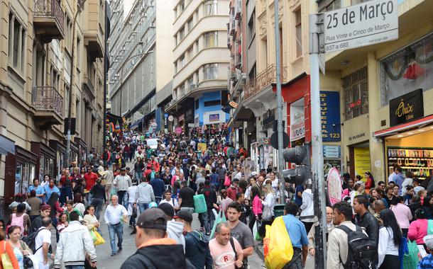 São Paulo - Movimento no comércio da rua 25 de Março no mês do Natal. (Foto: Rovena Rosa/ABR) São Paulo - Movimento no comércio da rua 25 de Março no mês do Natal.