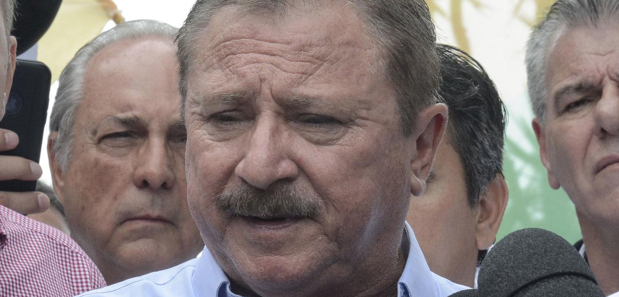 O presidente da União Democrática Ruralista, Luiz Antônio Nabhan Garcia, fala com jornalistas após visita ao candidato à Presidência da República, Jair Bolsonaro. (Foto: Tânia Rêgo - ABR) O presidente da União Democrática Ruralista, Luiz Antônio Nabhan Garcia, fala com jornalistas após visita ao candidato à Presidência da República, Jair Bolsonaro.