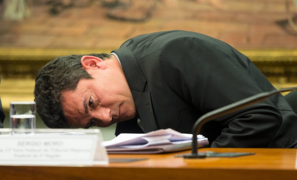 (Foto: Sérgio Moro debruçado em mesa)