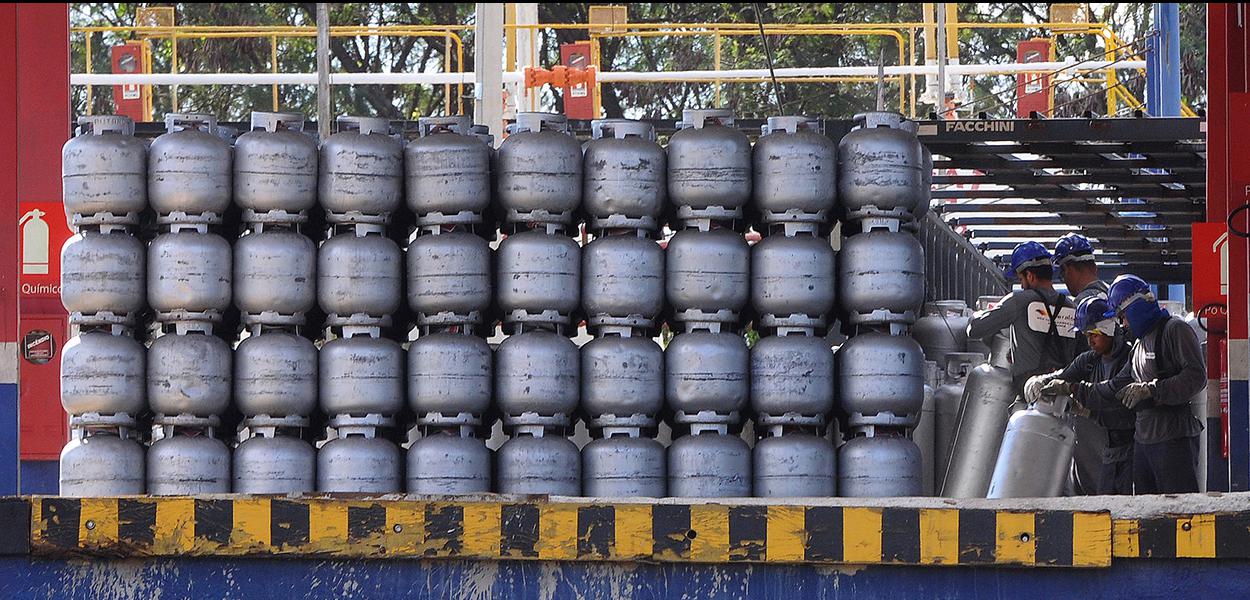 BrasÃlia, DF, Brasil 1/6/2018 o Distrito Federal começou a receber uma grande quantidade de gás de cozinha. Mais de 300 toneladas de gás liquefeito de petróleo (GLP), que envasilhadas renderiam 23 mil botijões, foram entregues à s distribuidoras hoje.8 Foto: Renato Araújo/Agência BrasÃlia. (Foto: ABR) BrasÃlia, DF, Brasil 1/6/2018 o Distrito Federal começou a receber uma grande quantidade de gás de cozinha. Mais de 300 toneladas de gás liquefeito de petróleo (GLP), que envasilhadas renderiam 23 mil botijões, foram entregues à s distribuidoras hoje.8 Foto: Renato Araújo/Agência BrasÃlia.