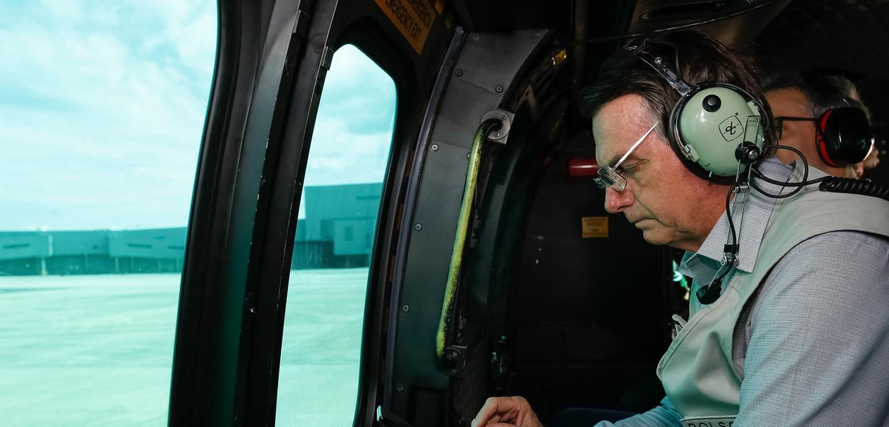 O Presidente da República, Jair Bolsonaro, durante sobrevoo da região atingida pelo rompimento da barragem Mina Córrego do Feijão, em Brumadinho/MG.
Foto: Isac Nóbrega/PR (Foto: Isac Nóbrega/PR) O Presidente da República, Jair Bolsonaro, durante sobrevoo da região atingida pelo rompimento da barragem Mina Córrego do Feijão, em Brumadinho/MG.
Foto: Isac Nóbrega/PR