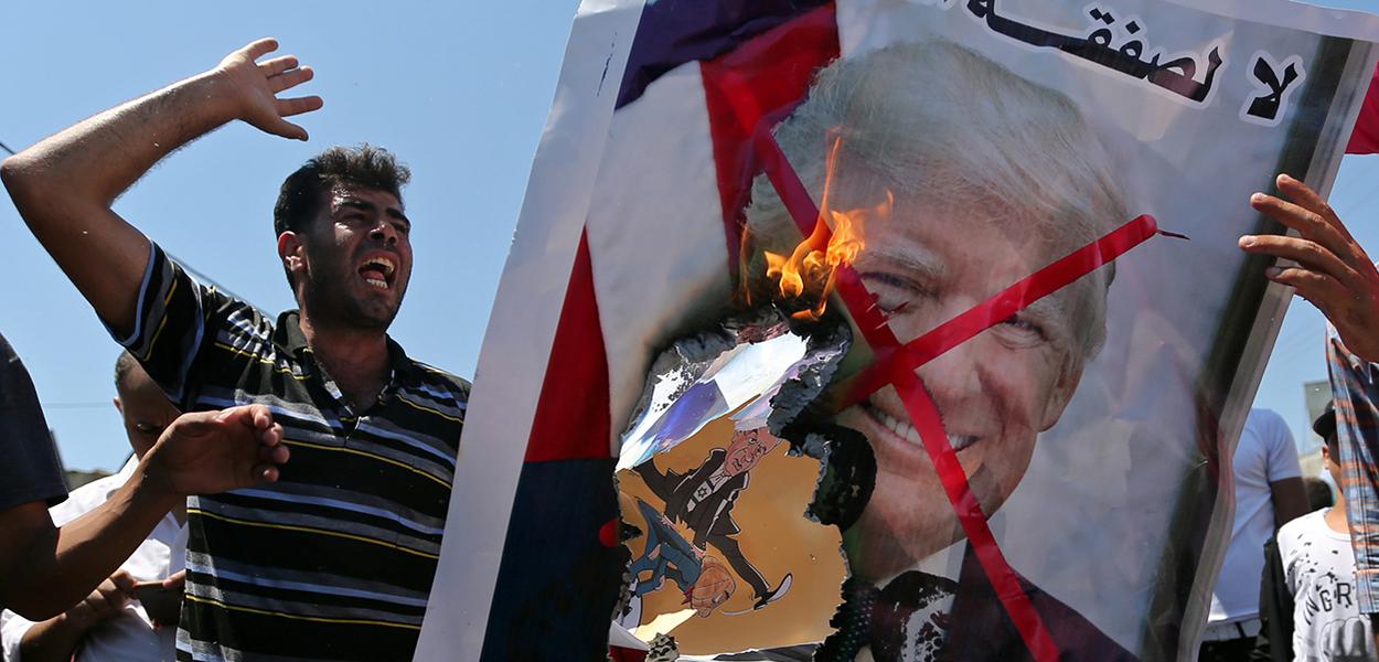 Manifestantes palestinos queimam retrato do presidente Donald Trump (Foto: REUTERS/Ibraheem Abu Mustafa) Manifestantes palestinos queimam retrato do presidente Donald Trump