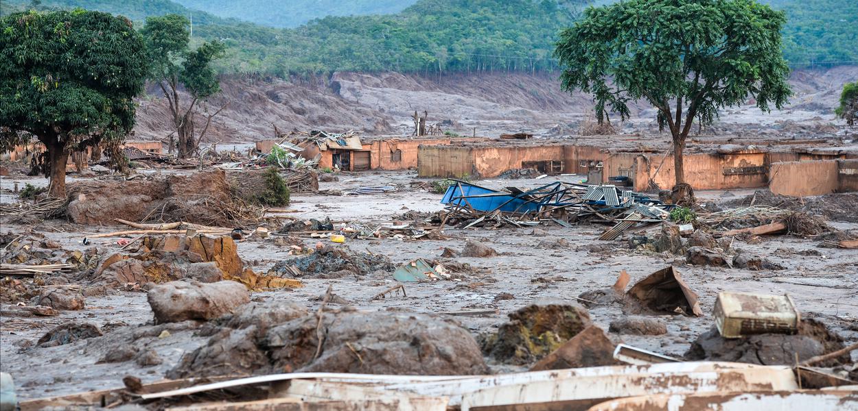 Mariana (MG) - Rompimento de duas barragens da mineradora Samarco na última quinta-feira (5). Em meio ao cenário de muita lama, barro e destruição, o que restou lembra uma cidade fantasma (Antonio Cruz/Agência Brasil) (Foto: Antonio Cruz/ ABR) Mariana (MG) - Rompimento de duas barragens da mineradora Samarco na última quinta-feira (5). Em meio ao cenário de muita lama, barro e destruição, o que restou lembra uma cidade fantasma (Antonio Cruz/Agência Brasil)