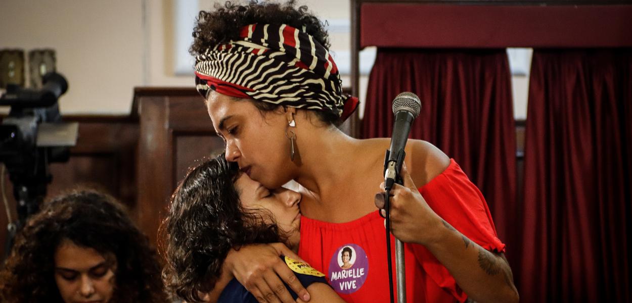 deputada Talíria Petrone com viúva da vereadora Marielle Franco (Foto: PSOL) deputada Talíria Petrone com viúva da vereadora Marielle Franco
