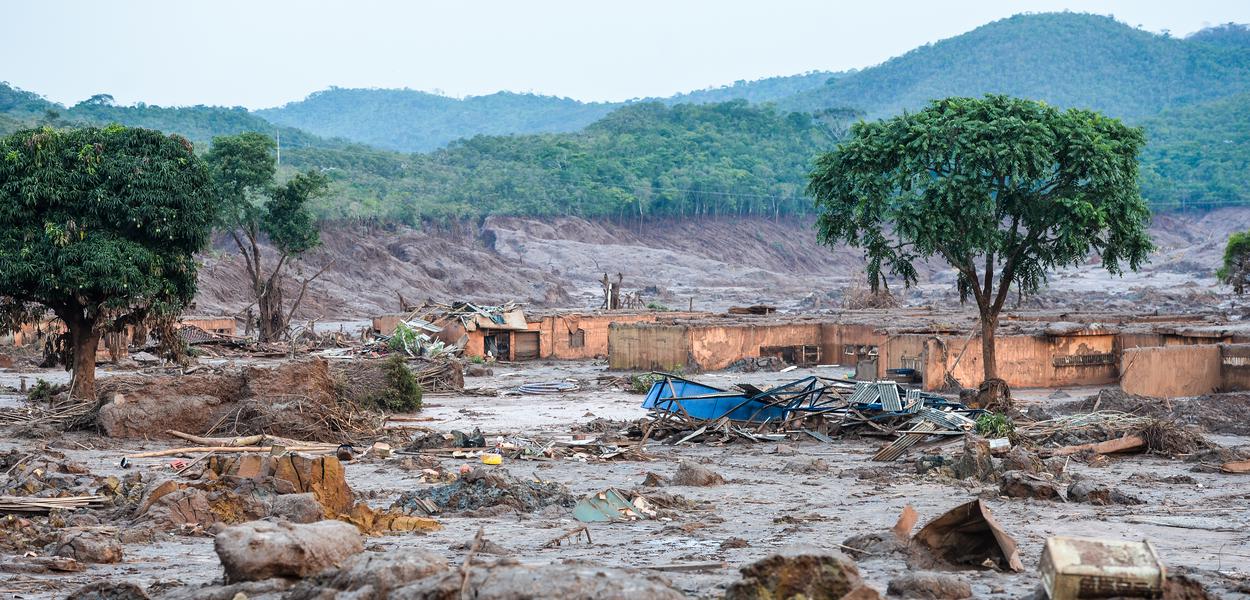 Mariana (MG) - Rompimento de duas barragens da mineradora Samarco na última quinta-feira (5). Em meio ao cenário de muita lama, barro e destruição, o que restou lembra uma cidade fantasma (Antonio Cruz/Agência Brasil) (Foto: Antonio Cruz/ ABR) Mariana (MG) - Rompimento de duas barragens da mineradora Samarco na última quinta-feira (5). Em meio ao cenário de muita lama, barro e destruição, o que restou lembra uma cidade fantasma (Antonio Cruz/Agência Brasil)