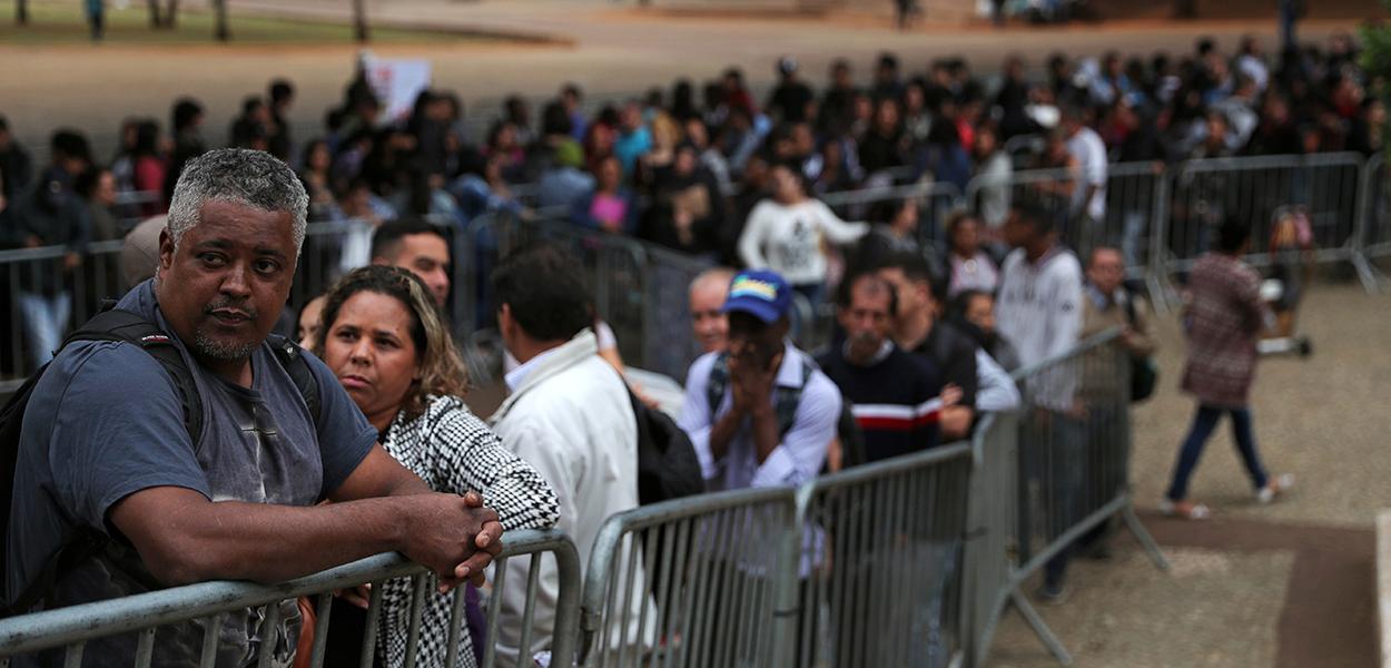 Pessoas buscam vagas de trabalho no centro de São Paulo (Foto: REUTERS/Amanda Perobelli) Pessoas buscam vagas de trabalho no centro de São Paulo