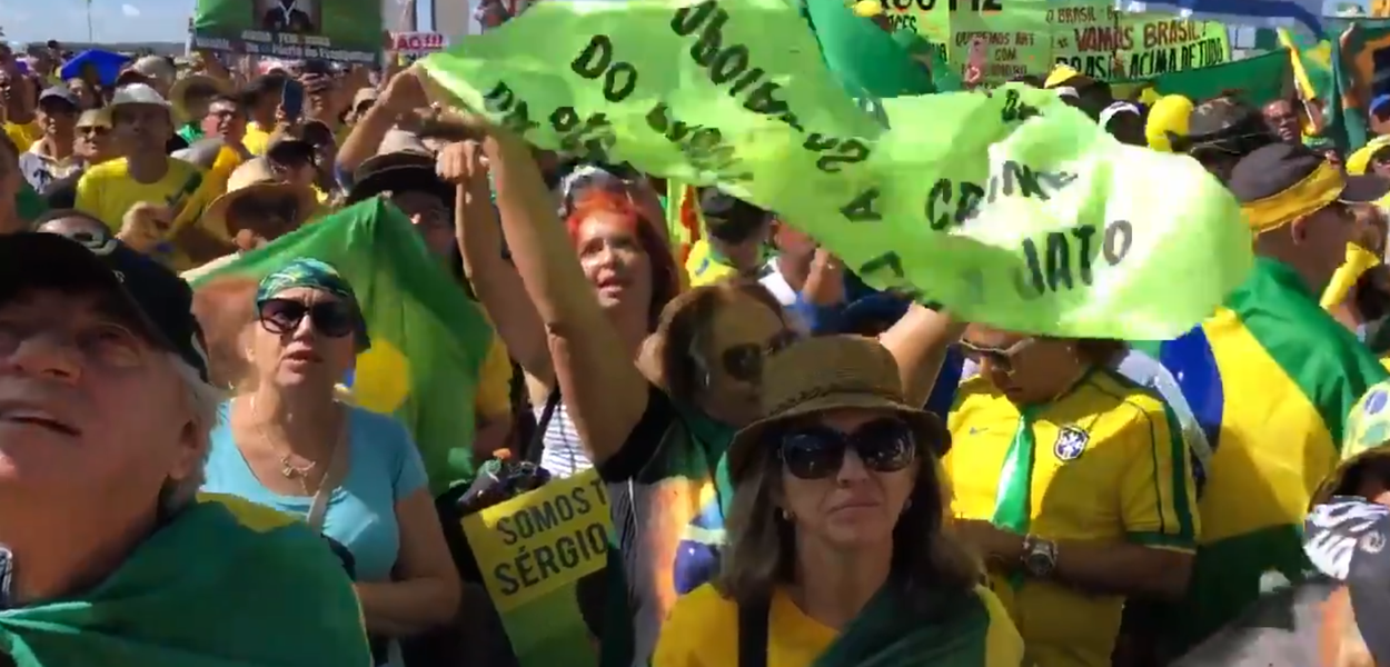 Senhora de cabelo vermelho em manifestação pró-Sérgio Moro em Brasília (Foto: Reprodução Twitter) Senhora de cabelo vermelho em manifestação pró-Sérgio Moro em Brasília