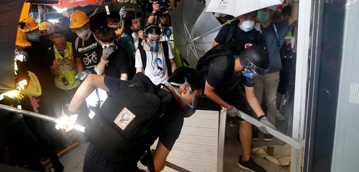 Manifestantes tentam invadir prédio do Legislativo de Hong Kong (Foto: REUTERS/Thomas Peter) Manifestantes tentam invadir prédio do Legislativo de Hong Kong
