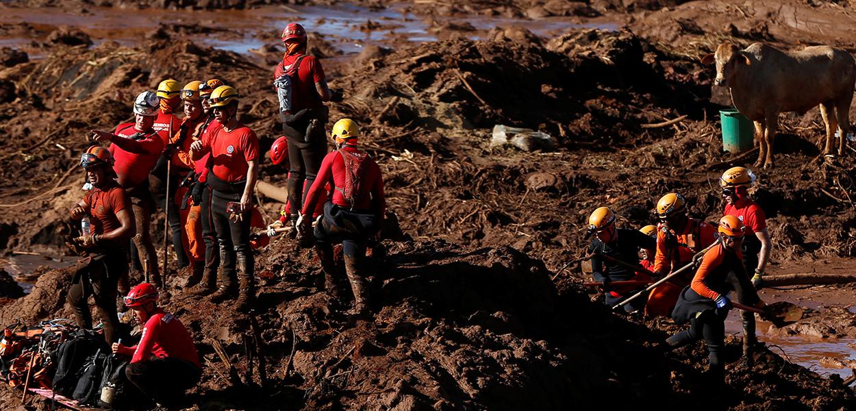 Equipes de resgate fazem buscas em Brumadinho (Foto: REUTERS/Adriano Machado) Equipes de resgate fazem buscas em Brumadinho