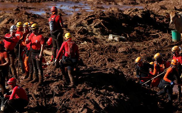 Equipes de resgate fazem buscas em Brumadinho (Foto: REUTERS/Adriano Machado) Equipes de resgate fazem buscas em Brumadinho