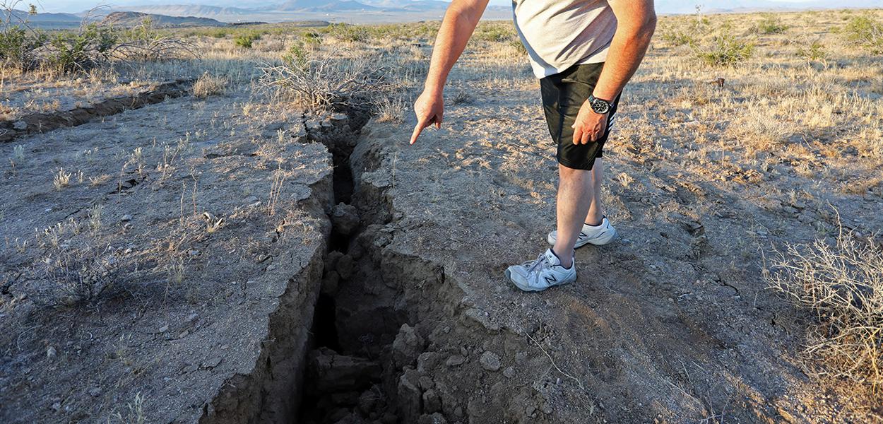 Homem observa fissura aberta por terremoto em deserto da Califórnia
04/07/2019
REUTERS/David McNew (Foto: REUTERS/David McNew) Homem observa fissura aberta por terremoto em deserto da Califórnia
04/07/2019
REUTERS/David McNew