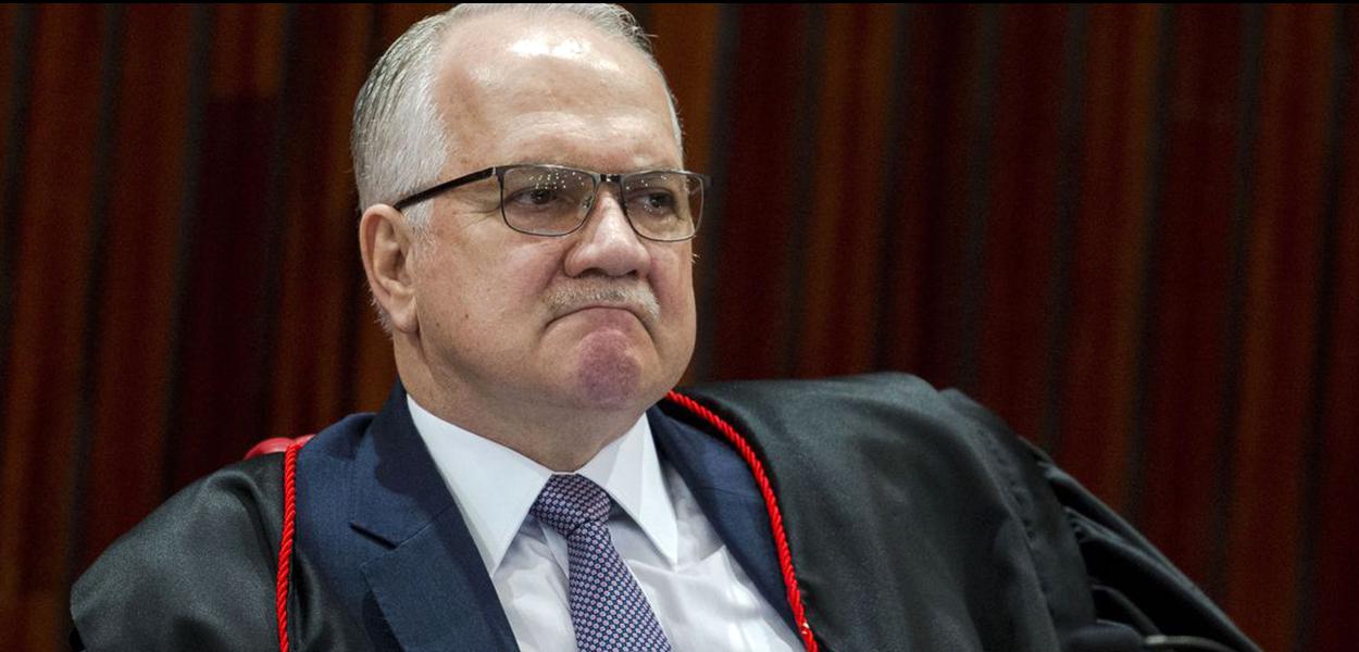 BrasÃlia: O ministro do Tribunal Superior Eleitoral (TSE), Edson Fachin, durante sessão plenária para análise de embargos de declaração em representação, recursos ordinários e recursos especiais eleitorais referentes à s Eleições 2018. (Foto: Marcelo Camargo/Agência Brasil) (Foto: Marcelo Camargo/Agência Brasil) BrasÃlia: O ministro do Tribunal Superior Eleitoral (TSE), Edson Fachin, durante sessão plenária para análise de embargos de declaração em representação, recursos ordinários e recursos especiais eleitorais referentes à s Eleições 2018. (Foto: Marcelo Camargo/Agência Brasil)