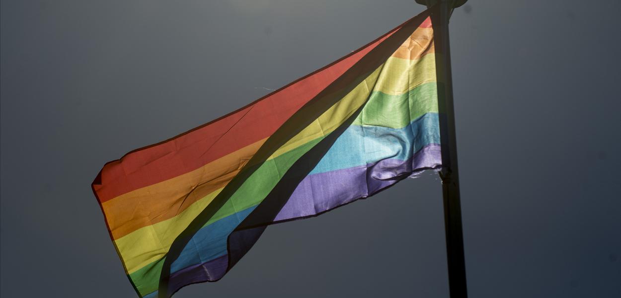 Bandeira (LGTB) é hasteada na Embaixada do Reino Unido para marcar o Dia Internacional contra a Homofobia e Transfobia, celebrado neste sábado (17) (Foto: Marcelo Camargo/Agência Brasil) (Foto: Marcelo Camargo/ABR) Bandeira (LGTB) é hasteada na Embaixada do Reino Unido para marcar o Dia Internacional contra a Homofobia e Transfobia, celebrado neste sábado (17) (Foto: Marcelo Camargo/Agência Brasil)
