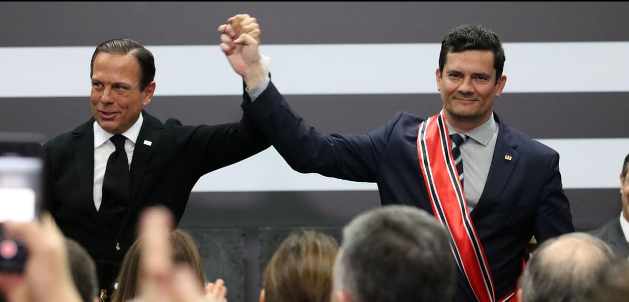 O ministro da Justiça e Segurança Pública, Sergio Moro, recebe do governador de São Paulo, João Doria, a Medalha da Ordem do Ipiranga, no grau Grã-Cruz, no Palácio dos Bandeirantes. (Foto: Rovena Rosa/Agência Brasil) O ministro da Justiça e Segurança Pública, Sergio Moro, recebe do governador de São Paulo, João Doria, a Medalha da Ordem do Ipiranga, no grau Grã-Cruz, no Palácio dos Bandeirantes.